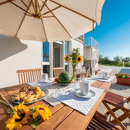 Villa Casa Di Eolo 8&2, Emma Montelupone