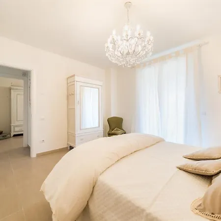 Villa Casa Di Eolo 8&2, Emma Montelupone